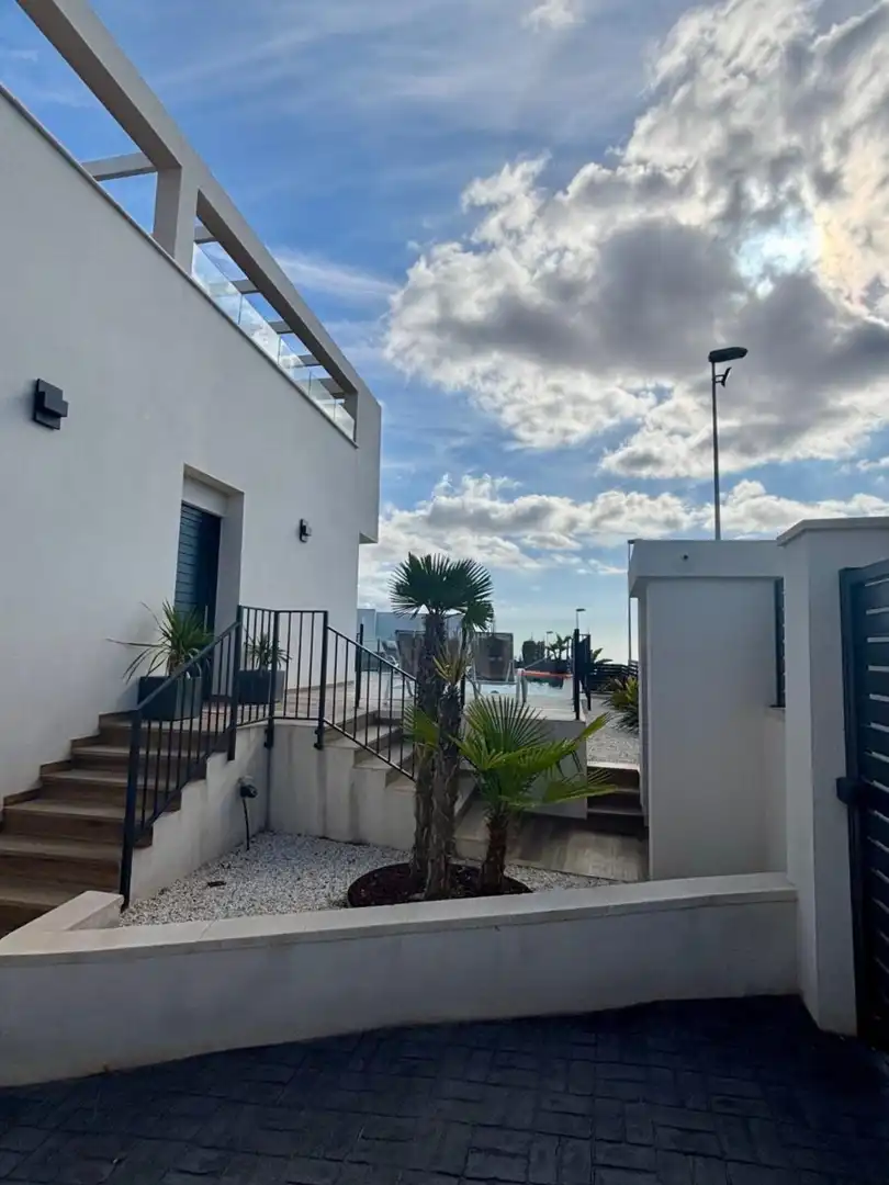 Vista exterior de Casa o xalet en venda en Polop amb Aire condicionat, Jardí privat i Terrassa