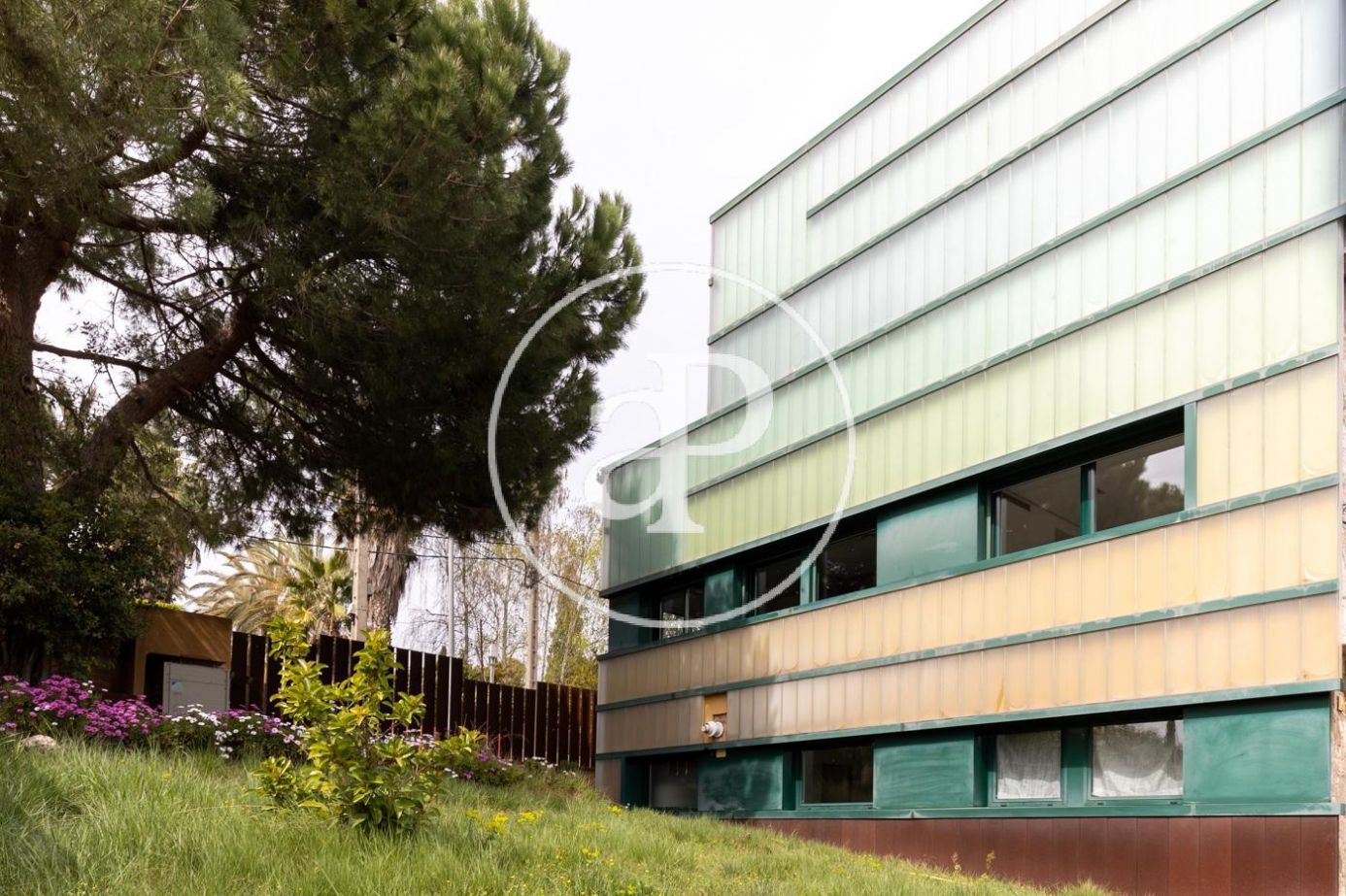 Vista exterior de Casa o xalet en venda en Cerdanyola del Vallès amb Aire condicionat, Calefacció i Jardí privat