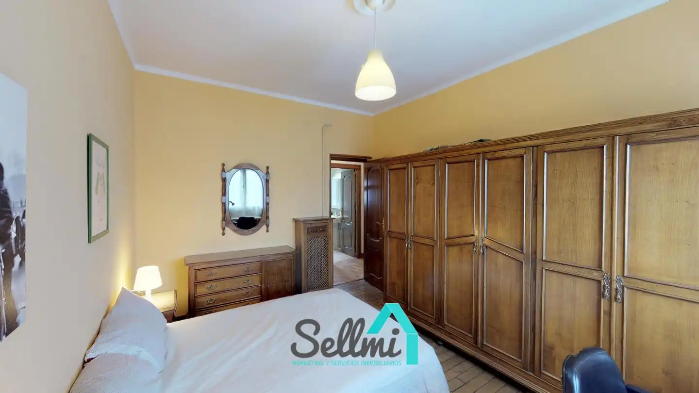 Bedroom of Flat for rent in Oviedo   with Heating, Parquet flooring and Furnished
