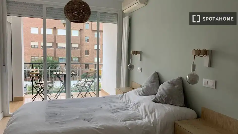 Dormitori de Pis de lloguer en Madrid amb Aire condicionat, Calefacció i Moblat