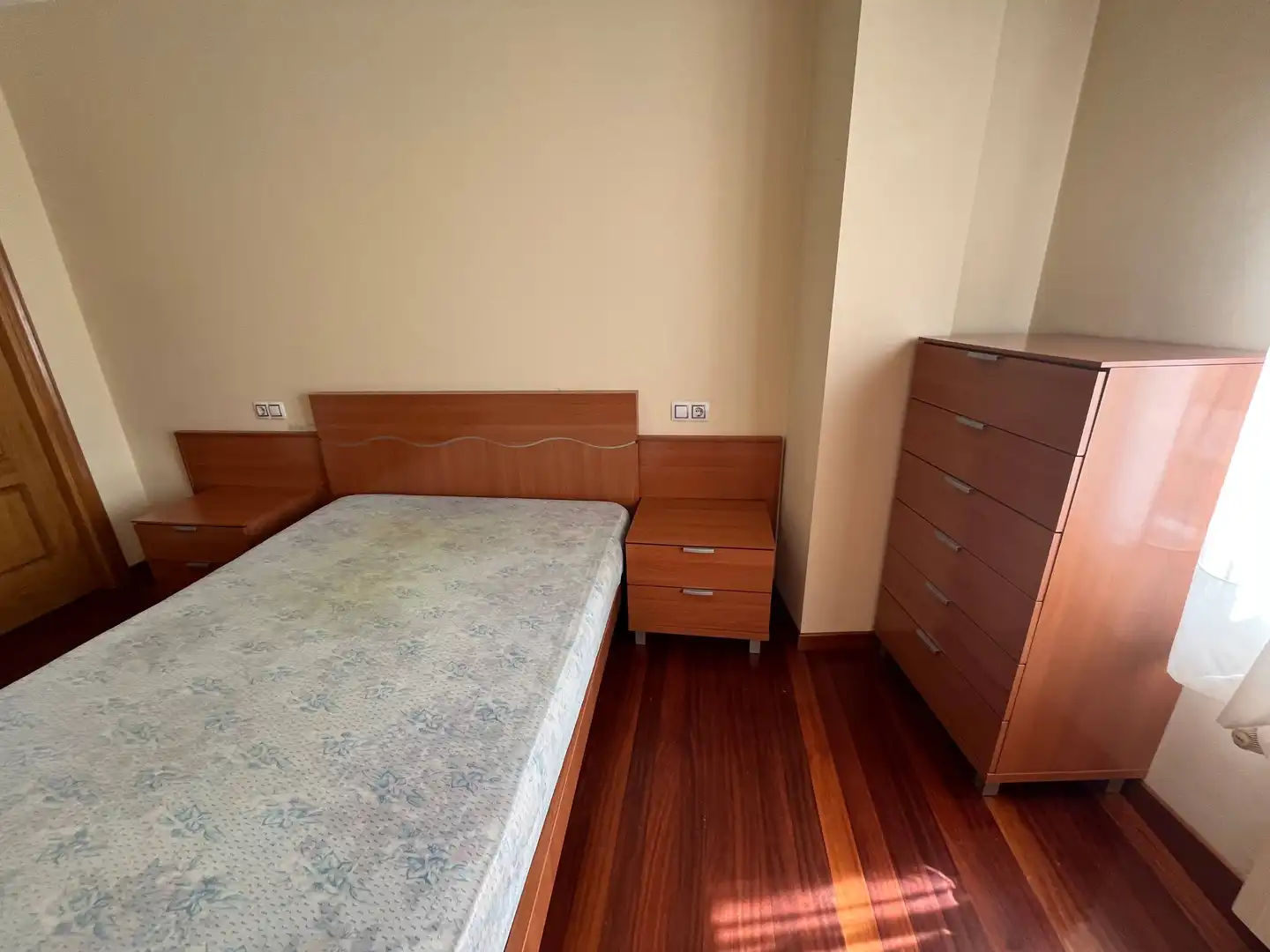 Habitación de Piso de alquiler en Santiago de Compostela  con Calefacción, Trastero y Amueblado