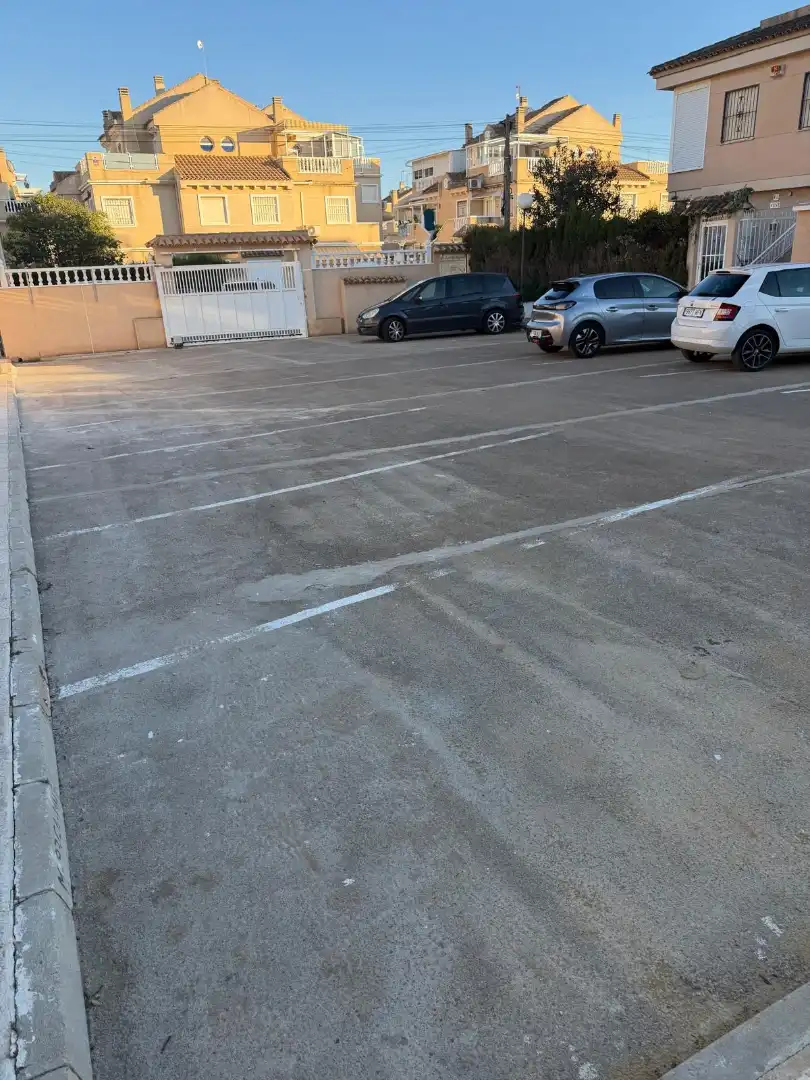 Aparcament de Casa adosada en venda en Torrevieja amb Aire condicionat, Calefacció i Jardí privat