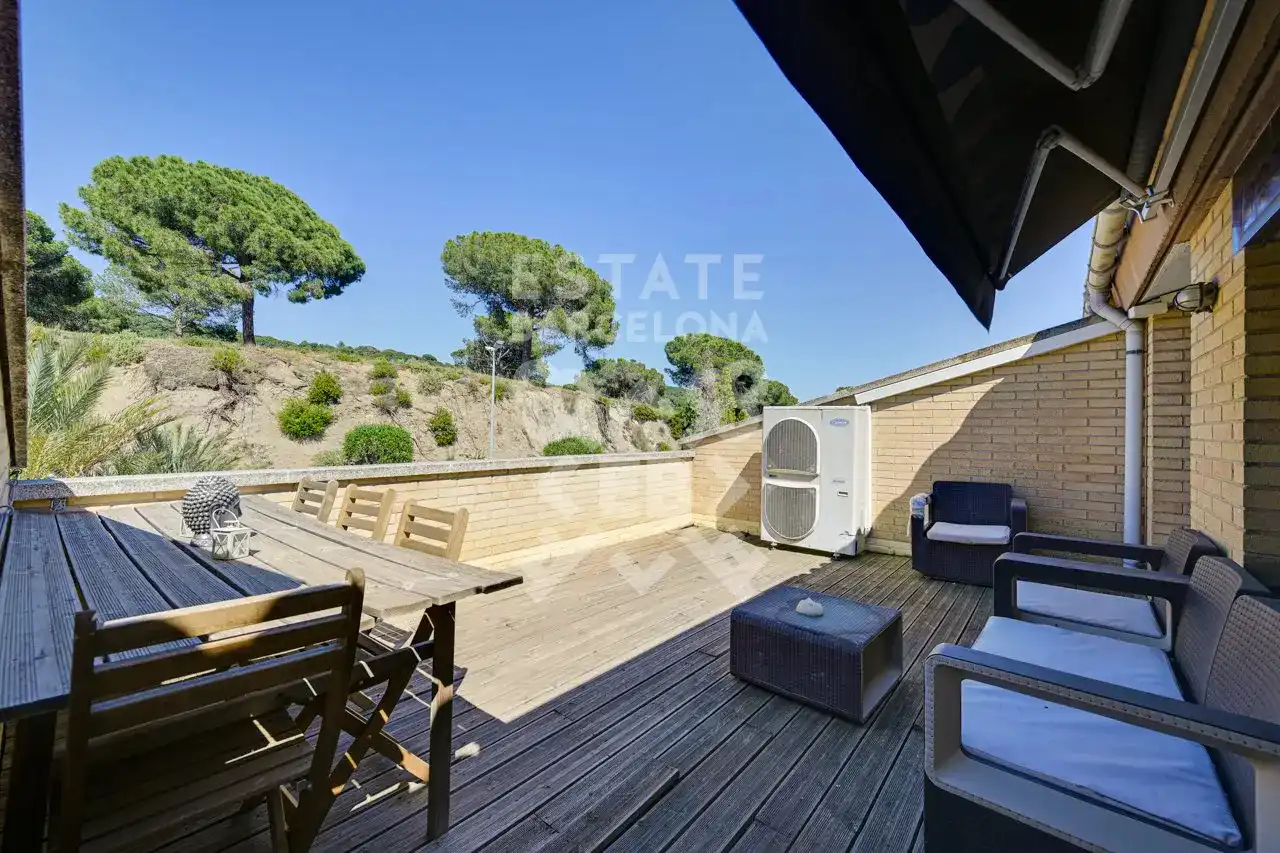 Terrasse von Einfamilien-Reihenhaus zum Verkauf in Mataró mit Klimaanlage, Heizung und Terrasse