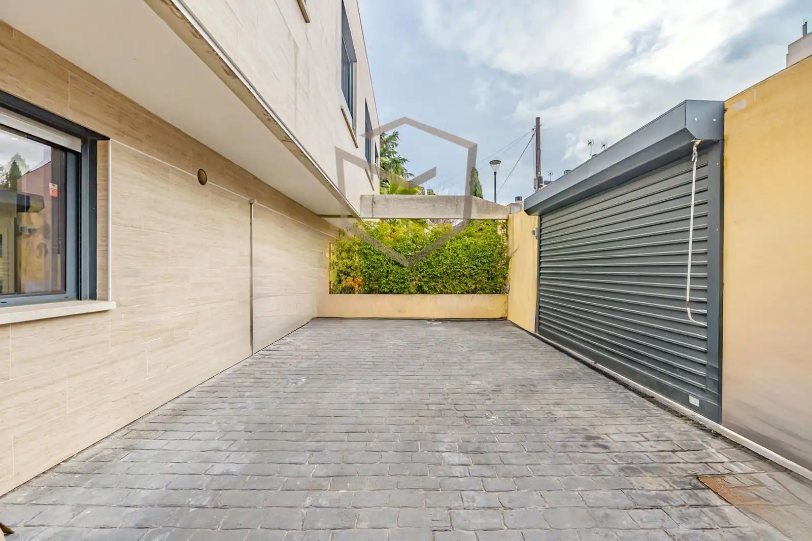Außenansicht von Einfamilien-Reihenhaus zum Verkauf in Pozuelo de Alarcón mit Klimaanlage, Heizung und Terrasse