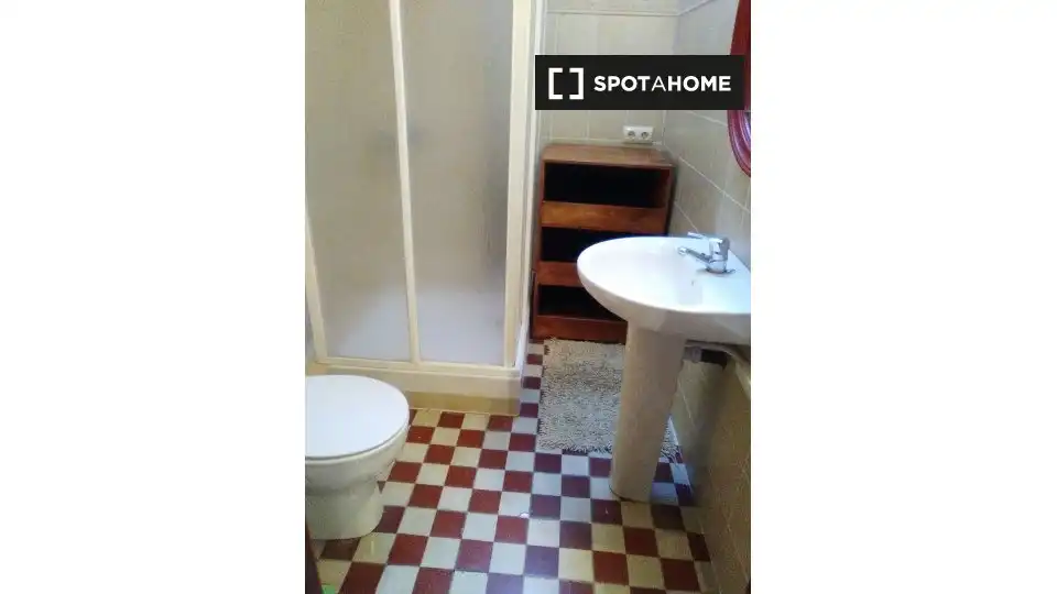 Bathroom of Flat for share in  Palma de Mallorca  with Air Conditioner, Heating and Furnished