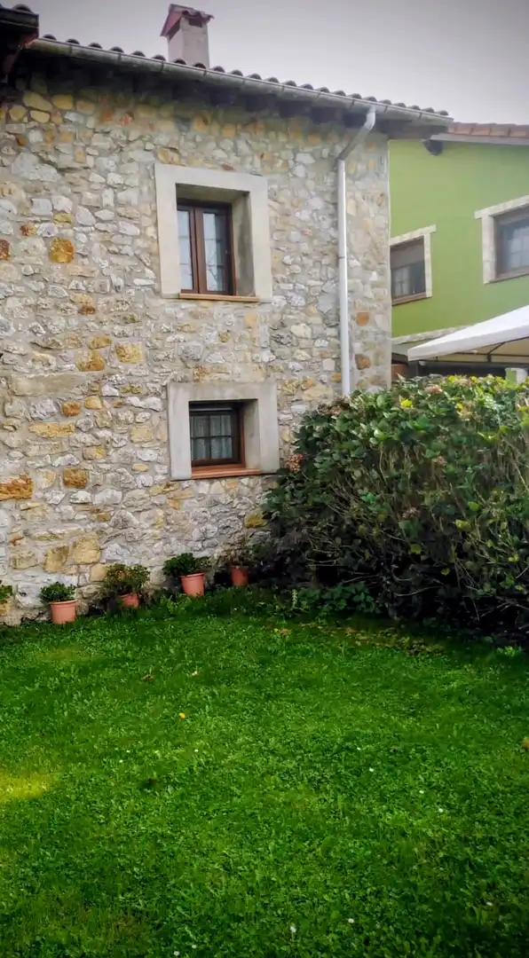 Außenansicht von Einfamilien-Reihenhaus zum Verkauf in Ribamontán al Monte mit Privatgarten, Parkett und Terrasse