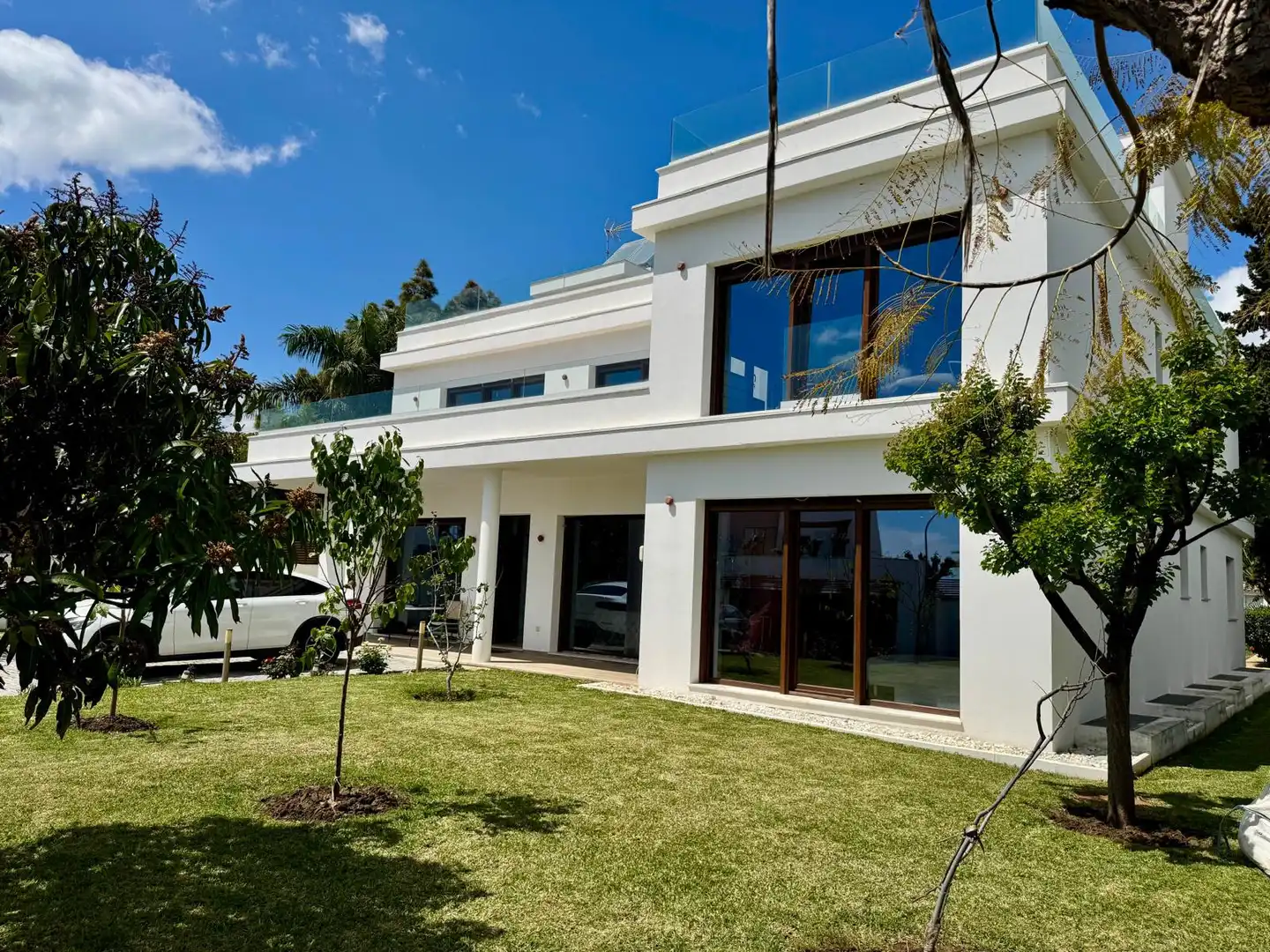 Vista exterior de Casa o xalet de lloguer en Marbella amb Aire condicionat, Calefacció i Jardí privat