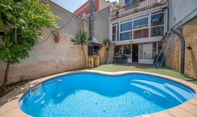 Casa adosada en Venta en Carrer de la Beneficència en Les Clotes