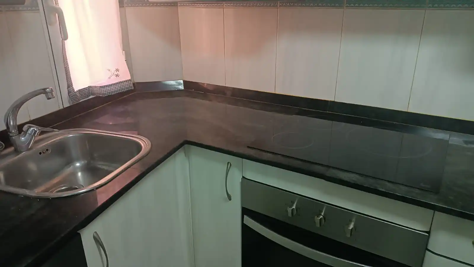 Cuina de Casa adosada en venda en Flix amb Aire condicionat, Calefacció i Terrassa