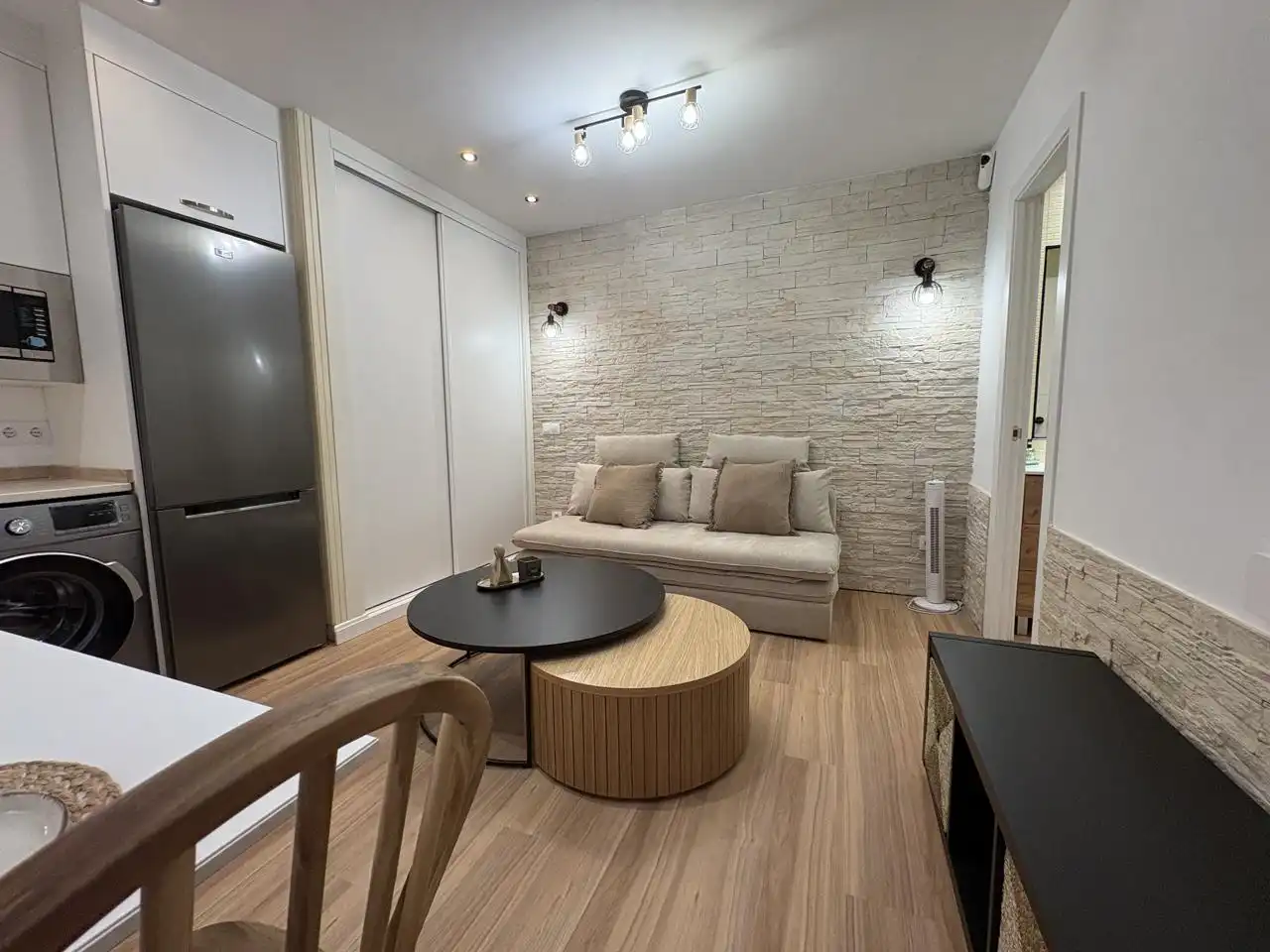 Sala d'estar de Estudi en venda en Madrid amb Aire condicionat i Moblat