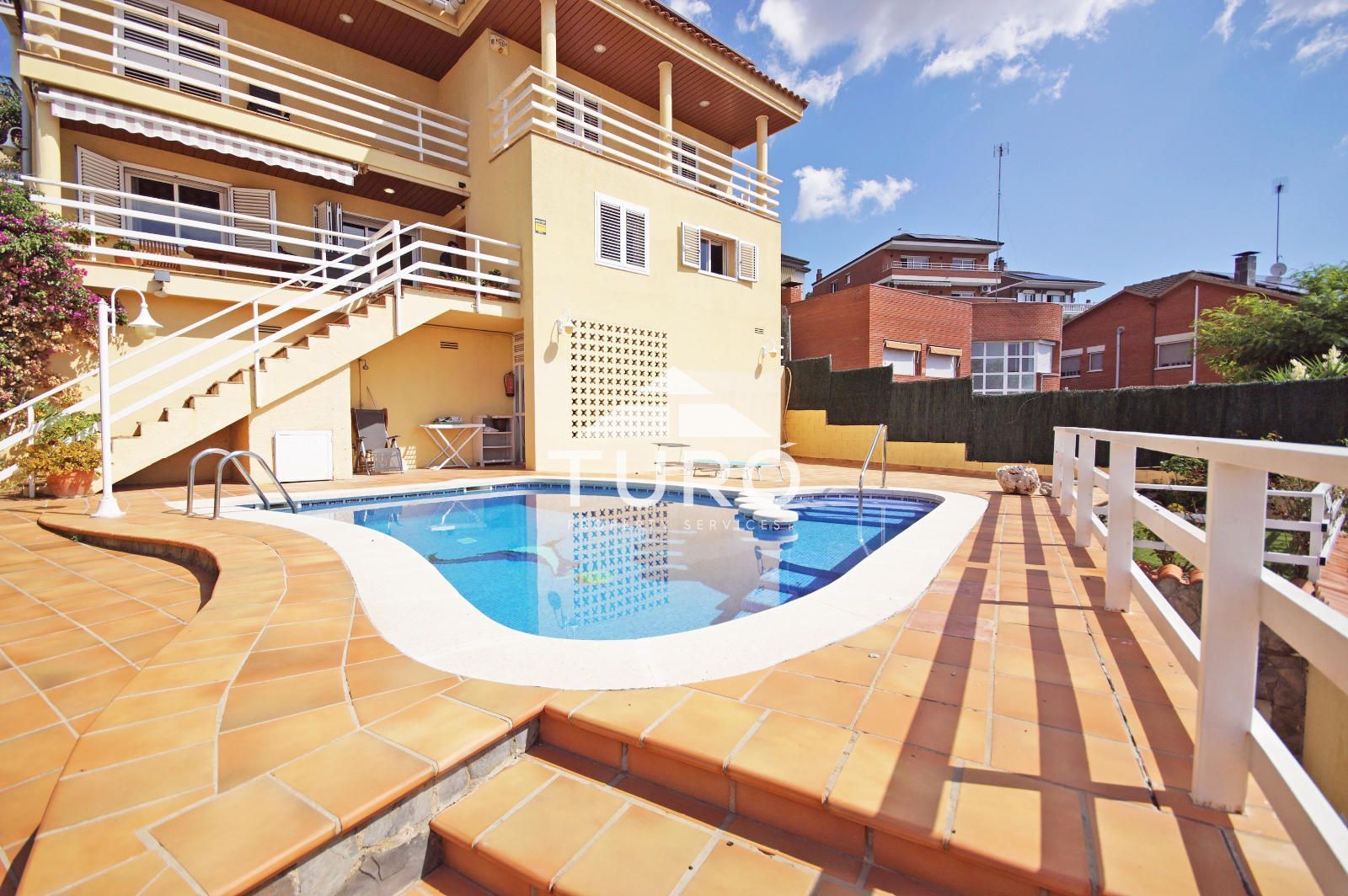 Vista exterior de Casa o xalet en venda en Viladecans amb Calefacció, Jardí privat i Parquet
