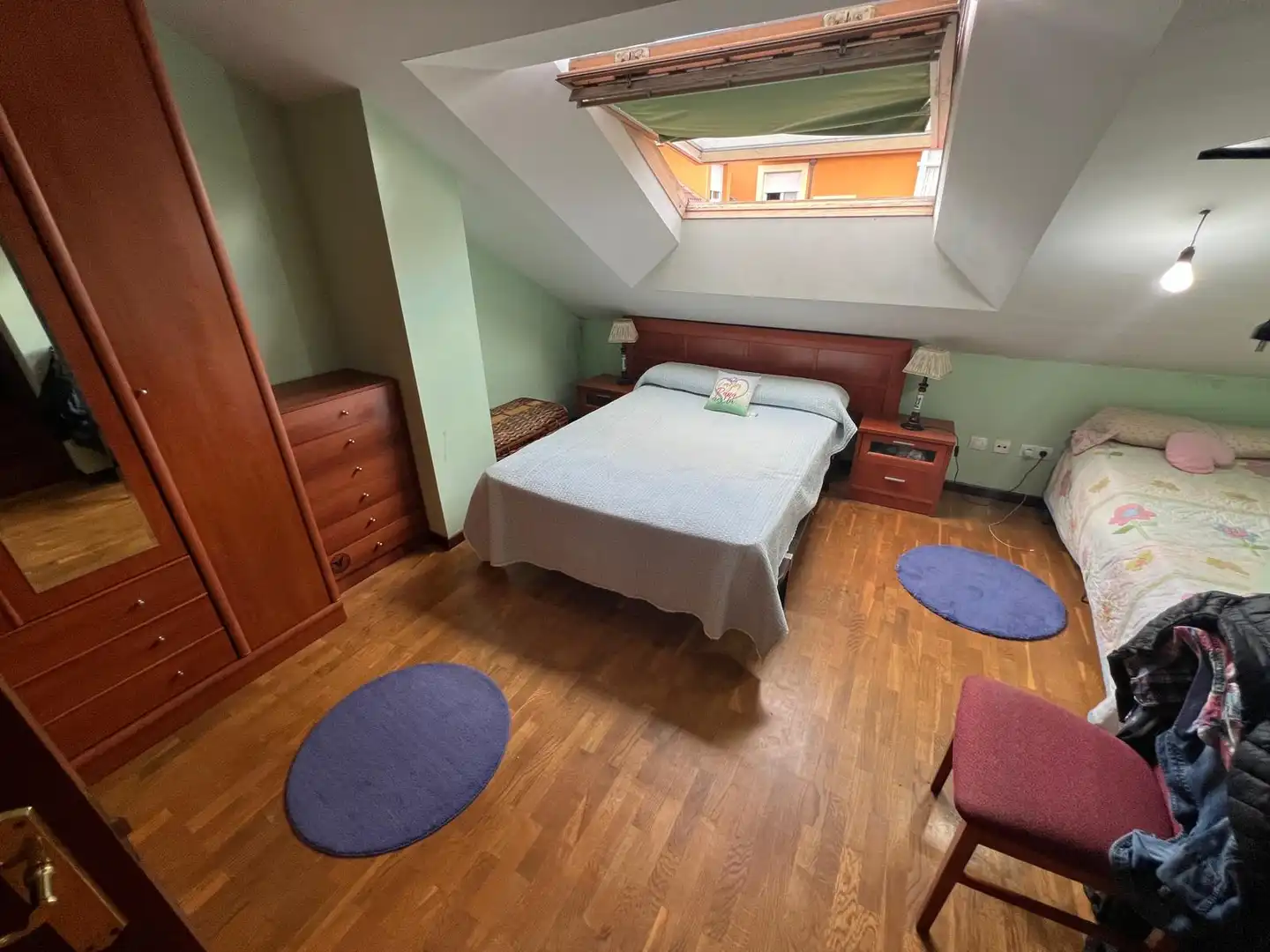 Schlafzimmer von Maisonette zum Verkauf in Nava mit Heizung, Abstellraum und Möbliert
