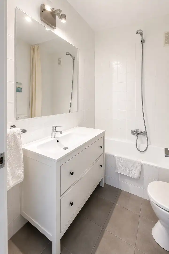 Badezimmer von Wohnung zum Verkauf in Figueres mit Heizung, Parkett und Terrasse