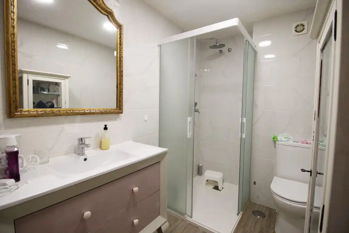 Baño de Piso en venta en Vélez-Málaga con Terraza y Piscina comunitaria