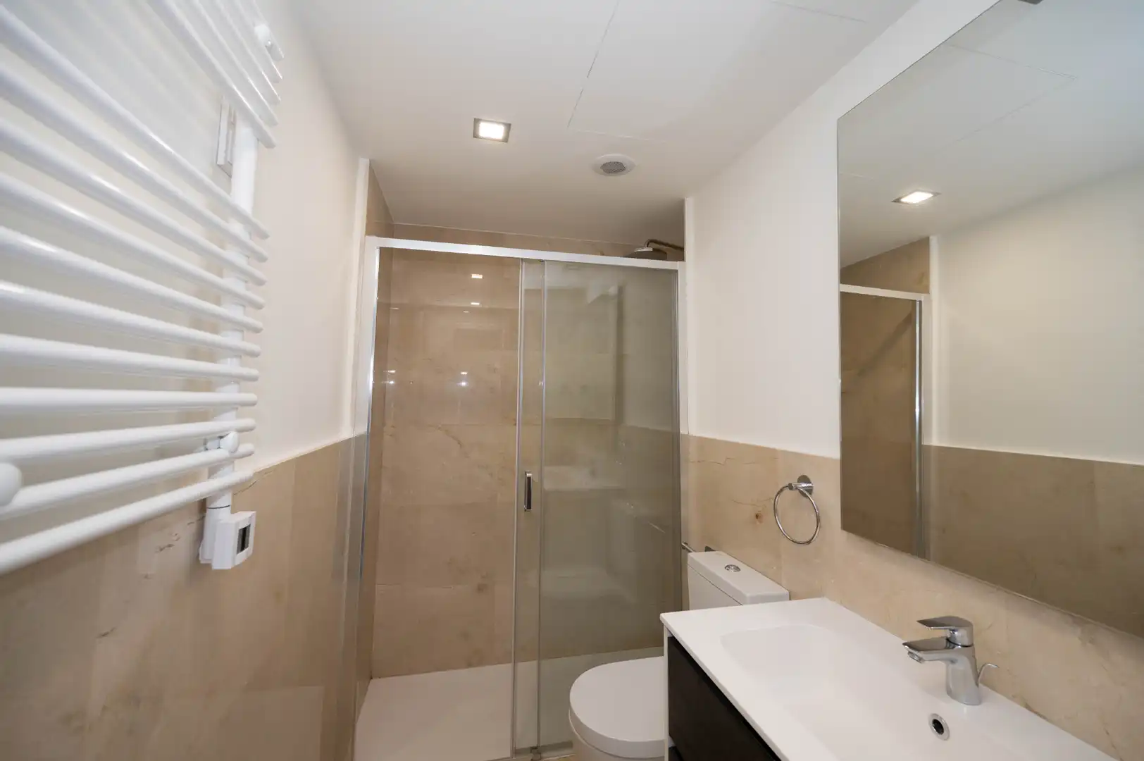 Bany de Apartament de lloguer en Madrid amb Aire condicionat, Calefacció i Traster