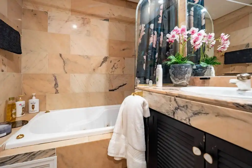 Bany de Apartament en venda en Marbella amb Aire condicionat, Moblat i Forn