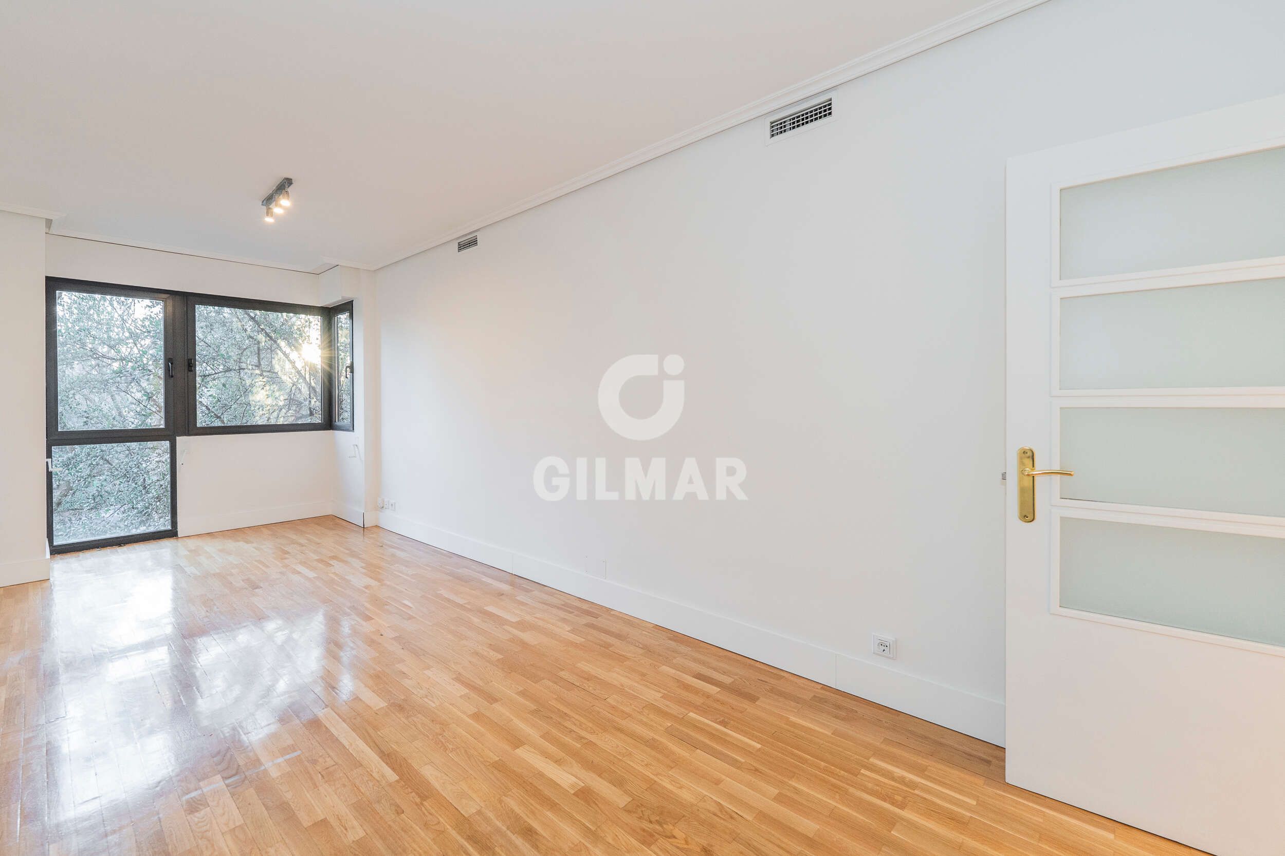 Bedroom of Flat for sale in  Madrid Capital  with Heating, Private garden and Storage room