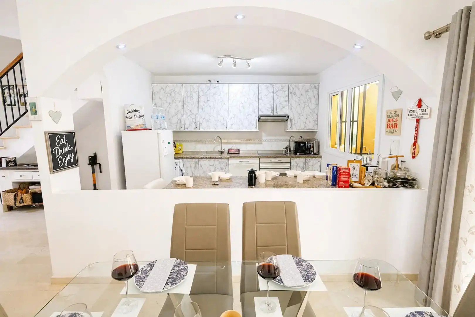 Küche von Einfamilien-Reihenhaus zum Verkauf in Manilva mit Klimaanlage, Terrasse und Schwimmbad