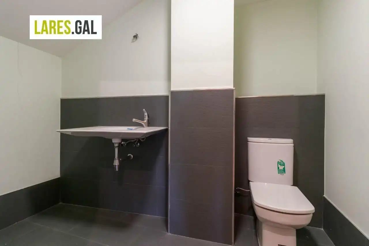 Baño de Oficina en venta en Cangas  con Terraza