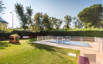 Swimming pool of Flat for sale in  Madrid Capital  with Air Conditioner and Terrace