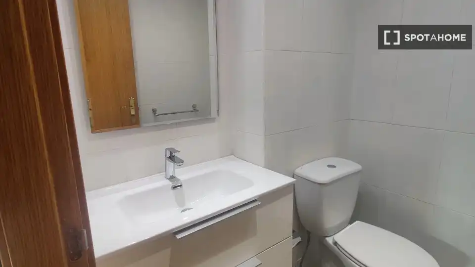 Bathroom of Flat for share in Madrid  with Air Conditioner, Heating and Terrace