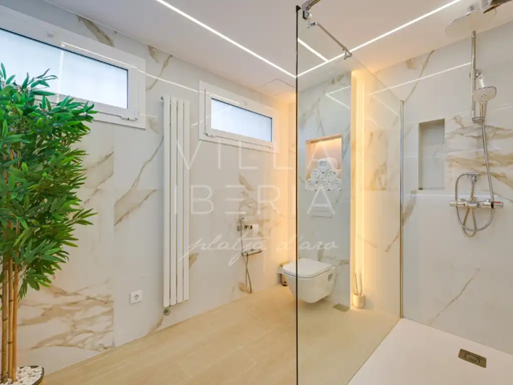 Baño de Casa o chalet en venta en Castell d'Aro, Platja d'Aro i s'Agaró con Aire acondicionado, Calefacción y Jardín privado