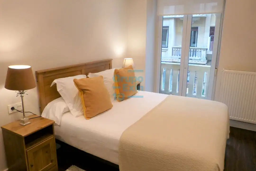 Schlafzimmer von Wohnung zur Miete in Donostia - San Sebastián  mit Balkon