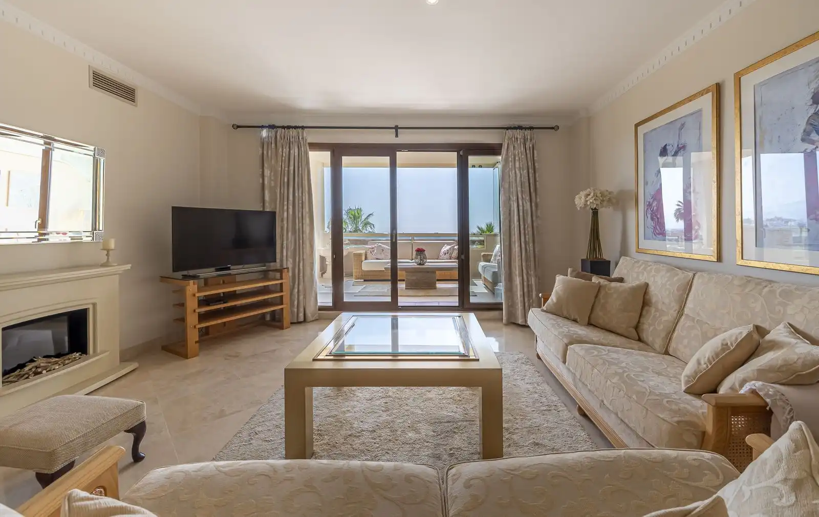 Sala de estar de Apartamento en venta en Estepona con Terraza, Trastero y Amueblado