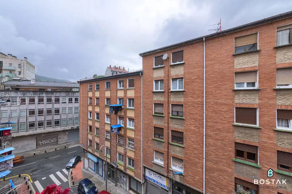 Vista exterior de Pis en venda en Bilbao  amb Calefacció i Moblat