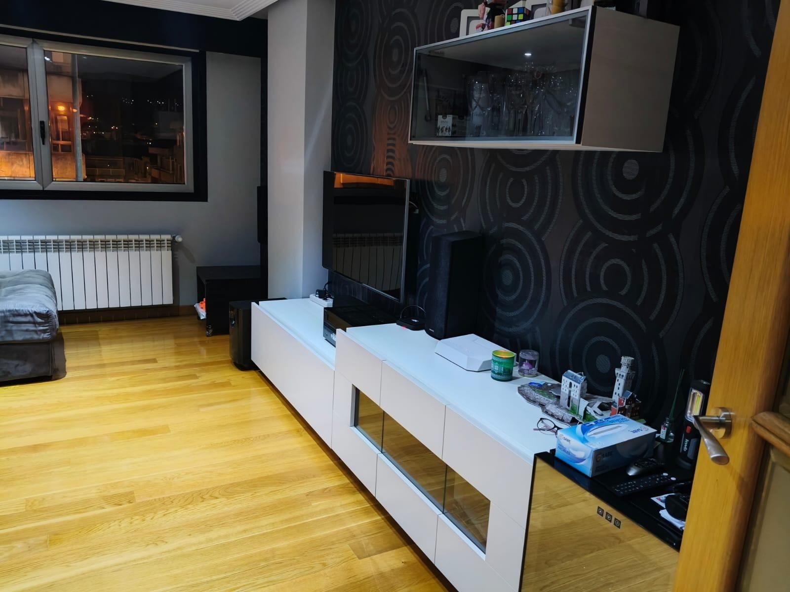 Sala d'estar de Pis en venda en Ourense Capital  amb Calefacció, Jardí privat i Parquet