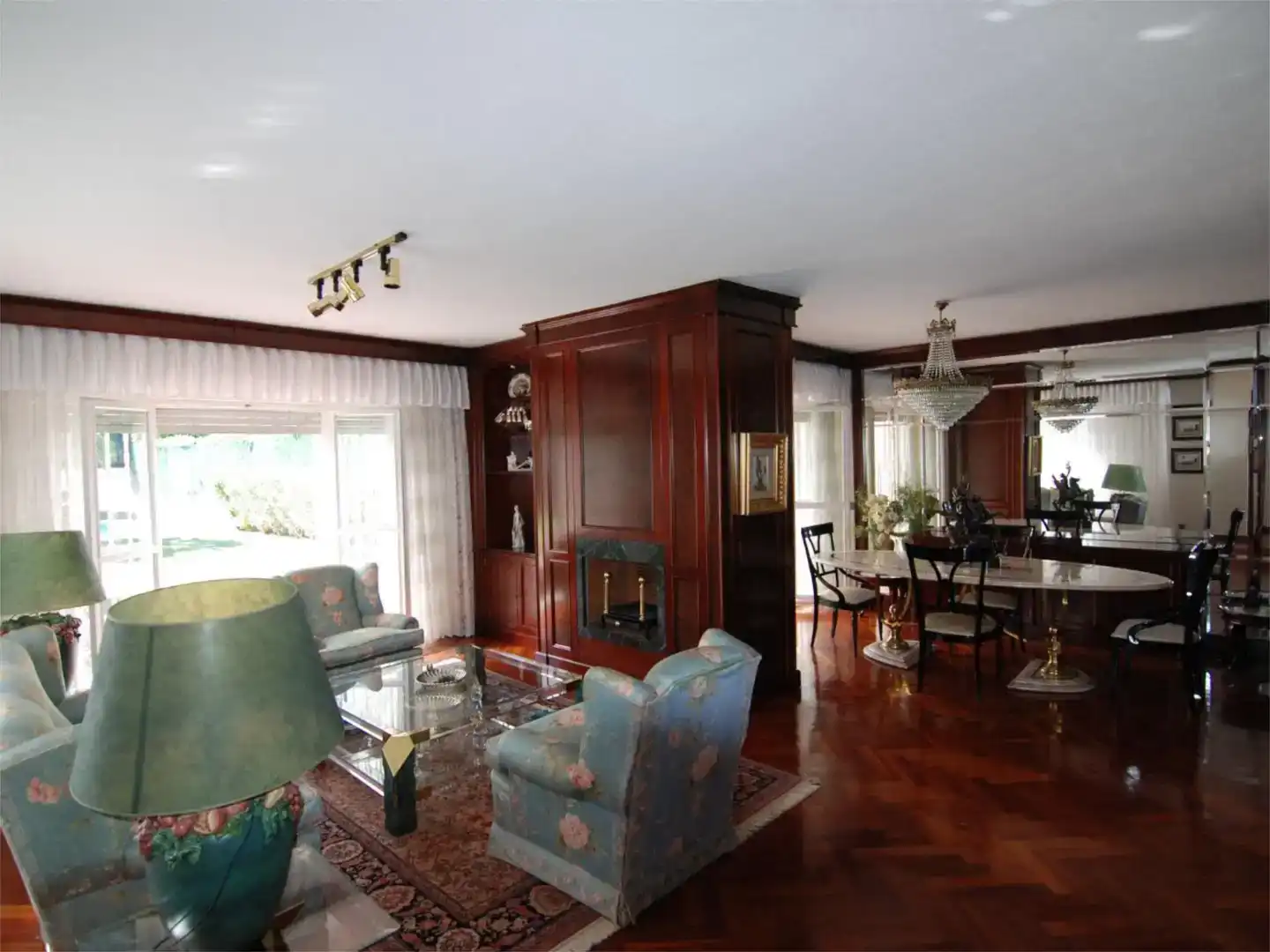 Sala d'estar de Casa o xalet en venda en Pozuelo de Alarcón amb Piscina