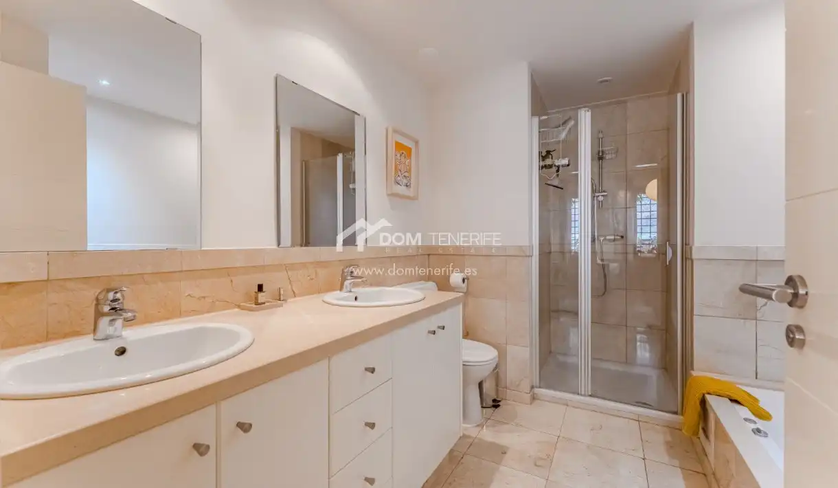 Baño de Piso en venta en Arona con Aire acondicionado, Terraza y Piscina