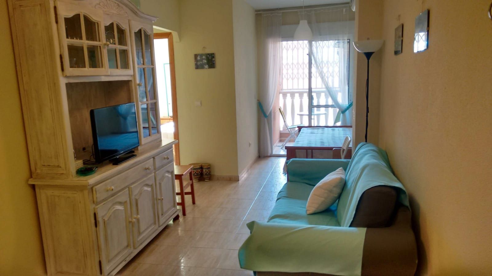 Sala d'estar de Estudi de lloguer en Torrevieja amb Moblat i Piscina comunitària
