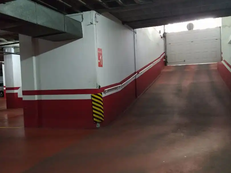 Parkplatz von Garage zur Miete in Santiago de Compostela 