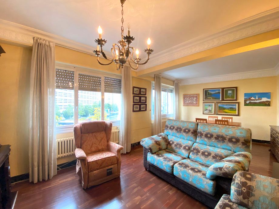 Sala d'estar de Pis en venda en Vitoria - Gasteiz amb Calefacció i Moblat