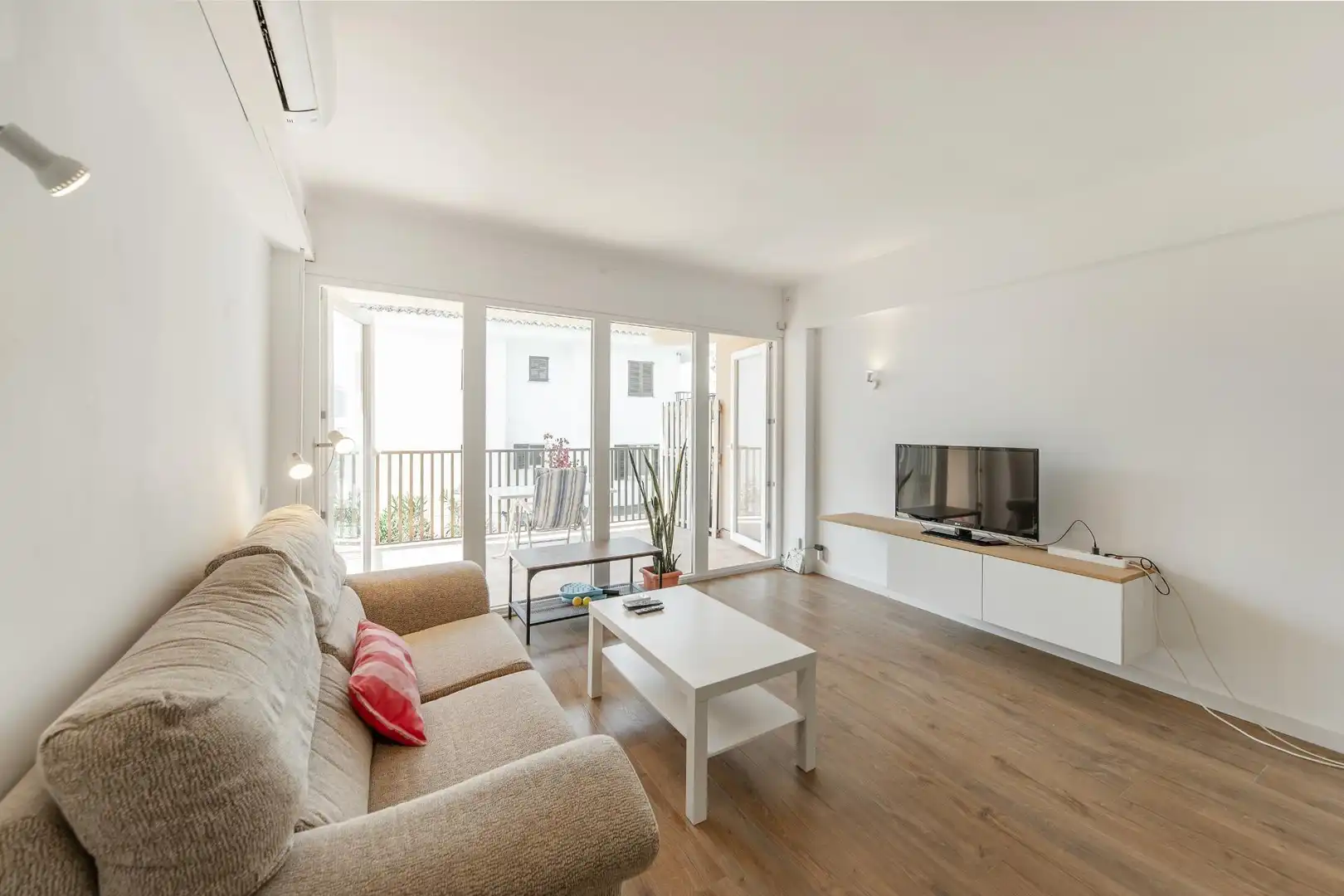 Sala d'estar de Pis de lloguer en Alcúdia amb Aire condicionat, Calefacció i Parquet