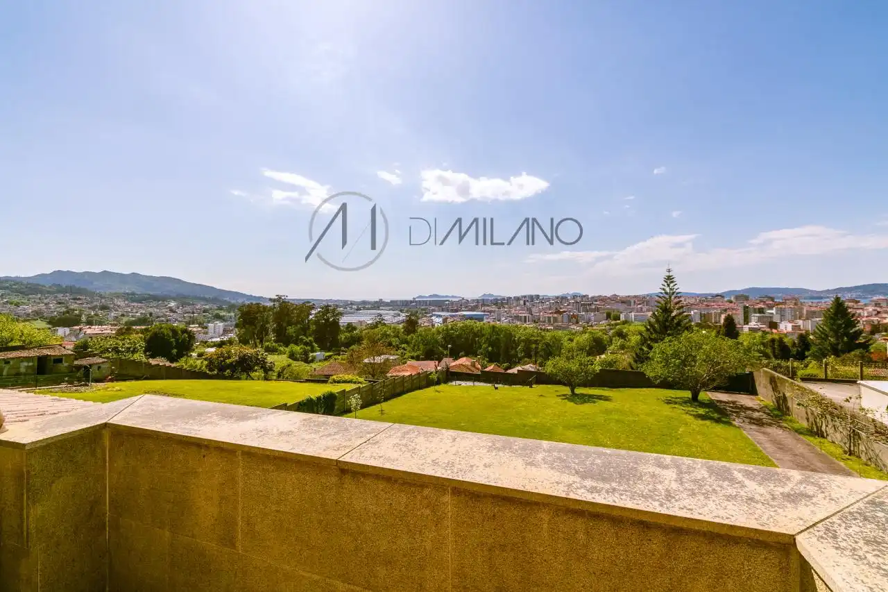 Vista exterior de Casa o chalet en venta en Vigo  con Calefacción, Jardín privado y Parquet