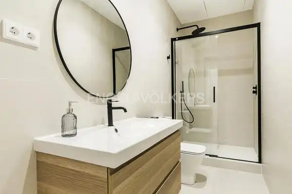 Bathroom of Flat for sale in Madrid  with Air Conditioner, Heating and Parquet flooring