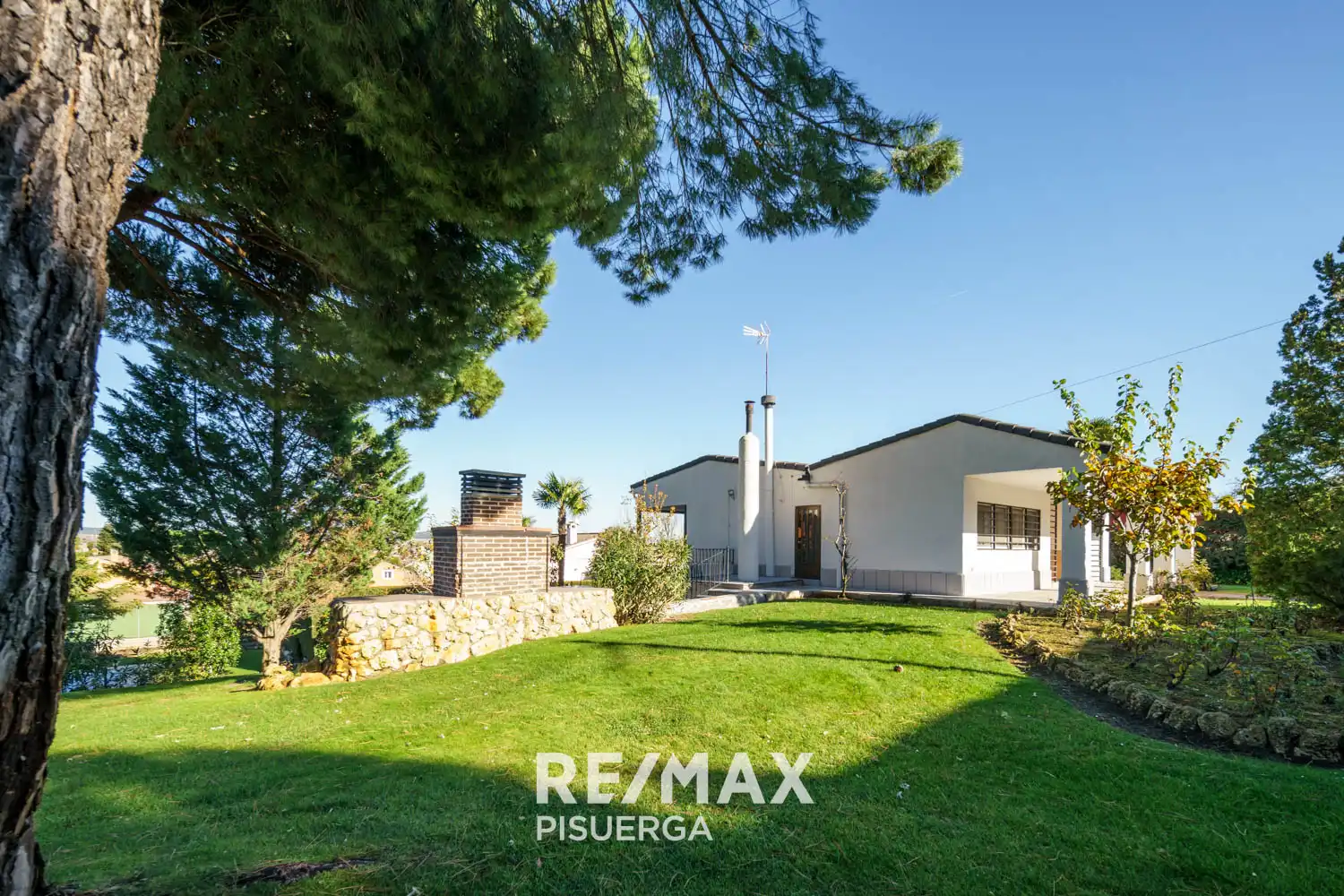 Vista exterior de Casa o xalet en venda en Tudela de Duero amb Calefacció, Jardí privat i Terrassa