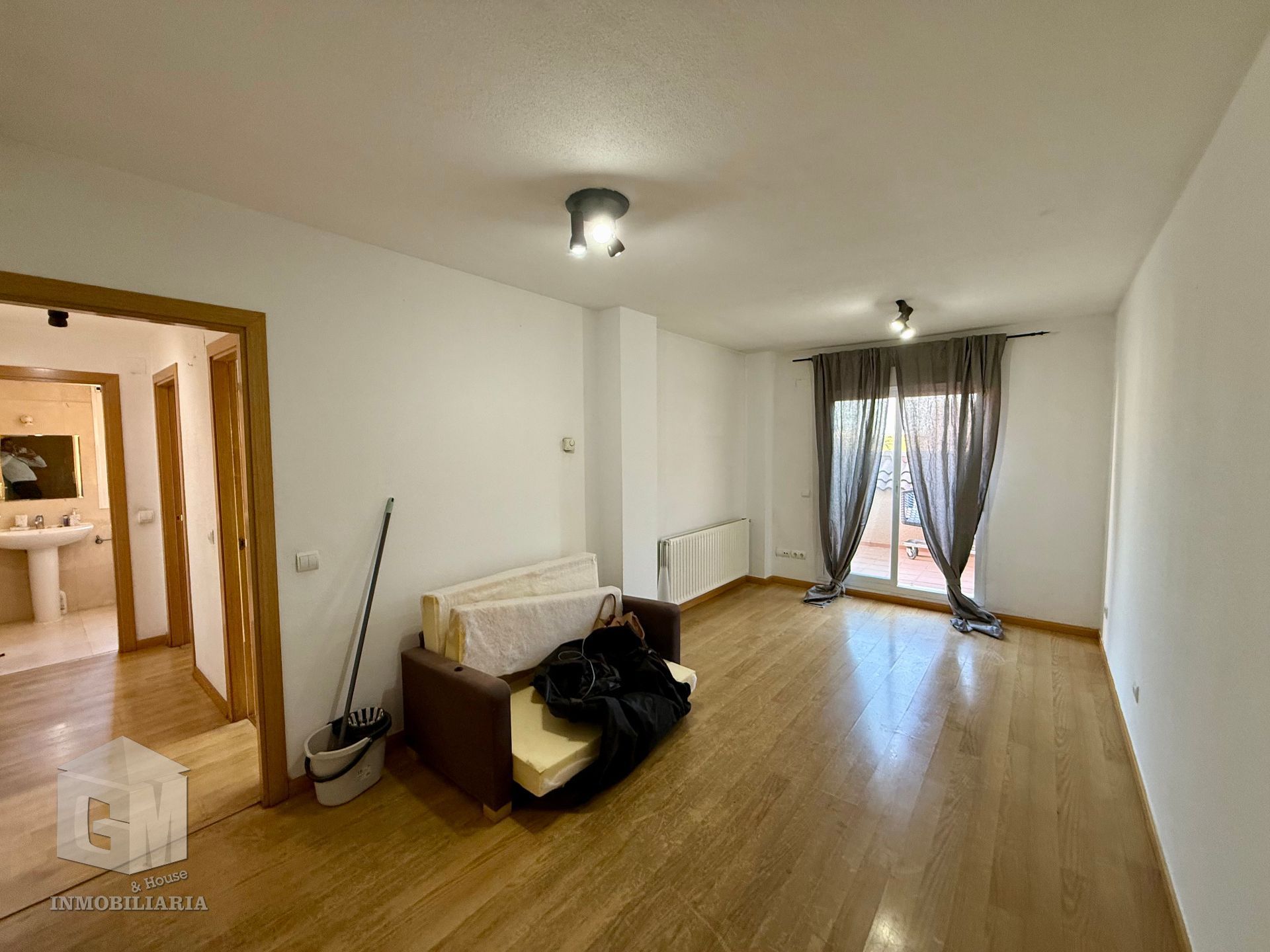 Sala d'estar de Pis en venda en Arroyomolinos (Madrid) amb Calefacció, Jardí privat i Terrassa