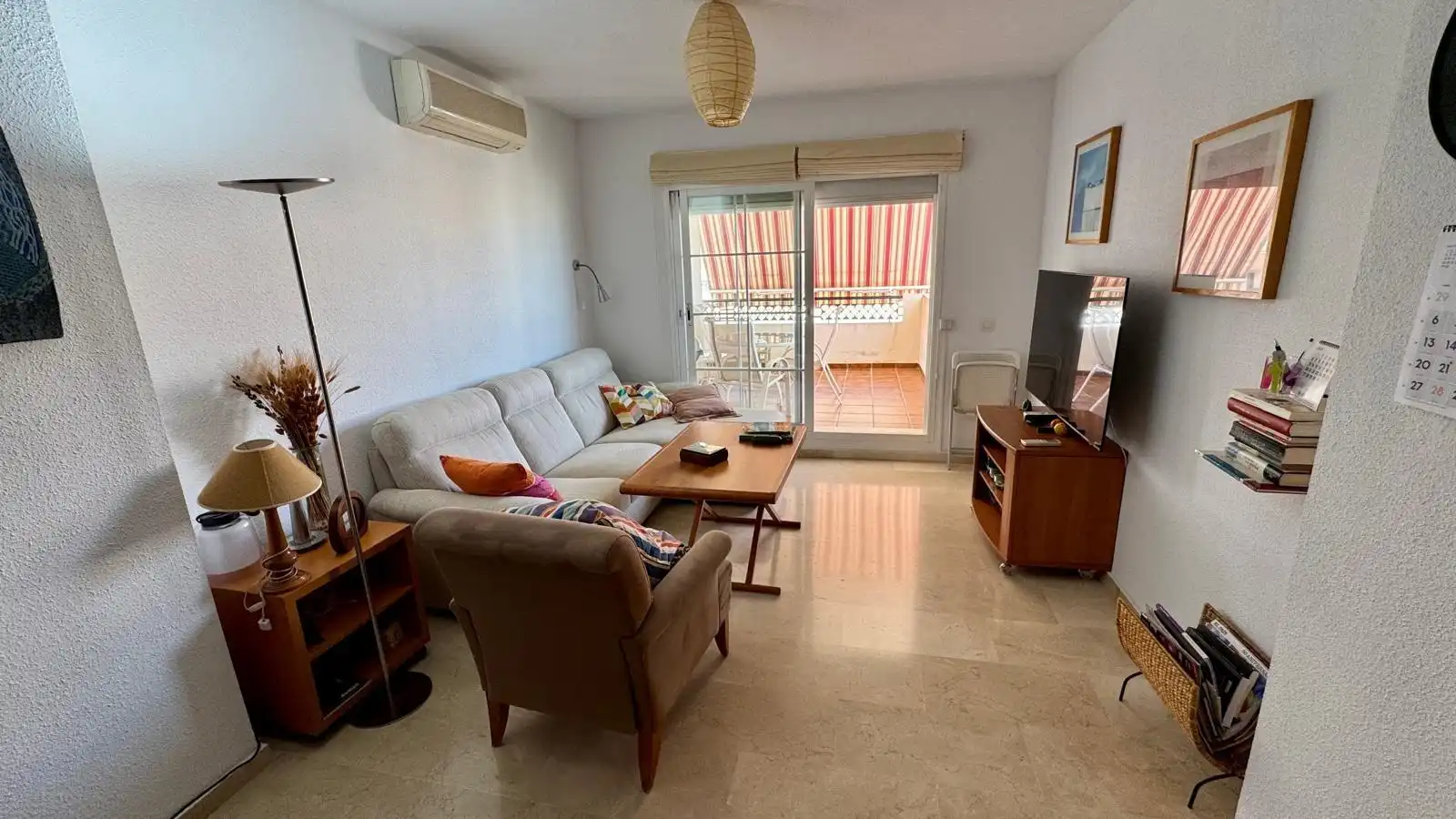 Sala de estar de Ático en venta en Benalmádena con Aire acondicionado, Terraza y Piscina comunitaria