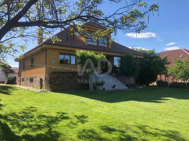 Casa-chalet en Venta en Villaturiel