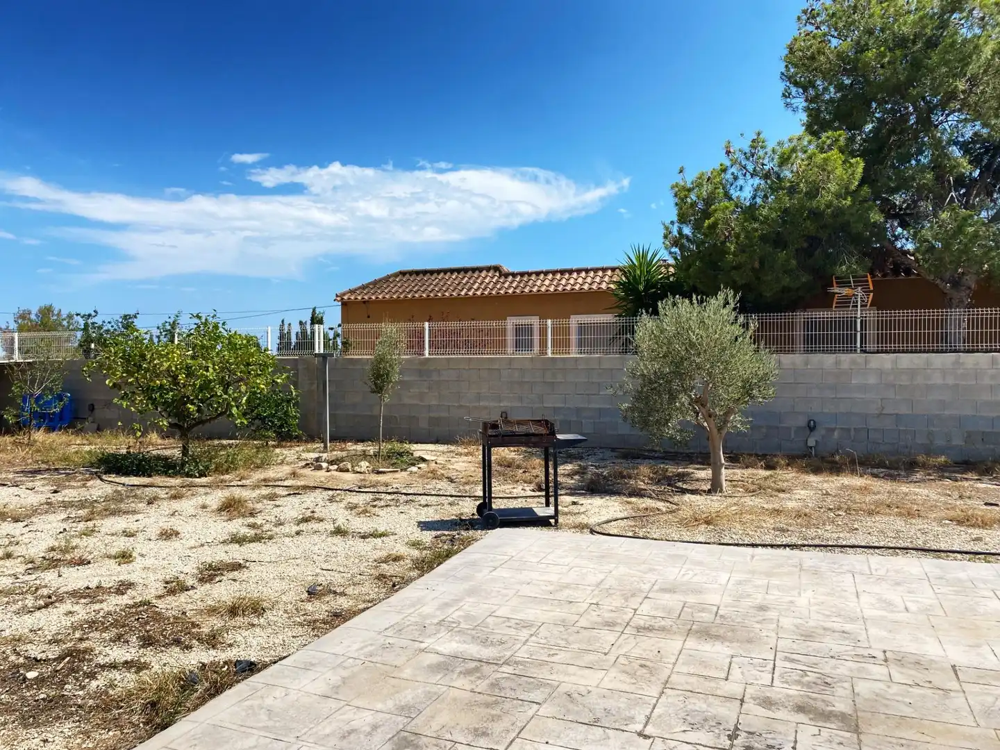Vista exterior de Finca rústica de lloguer en El Campello amb Aire condicionat, Jardí privat i Moblat
