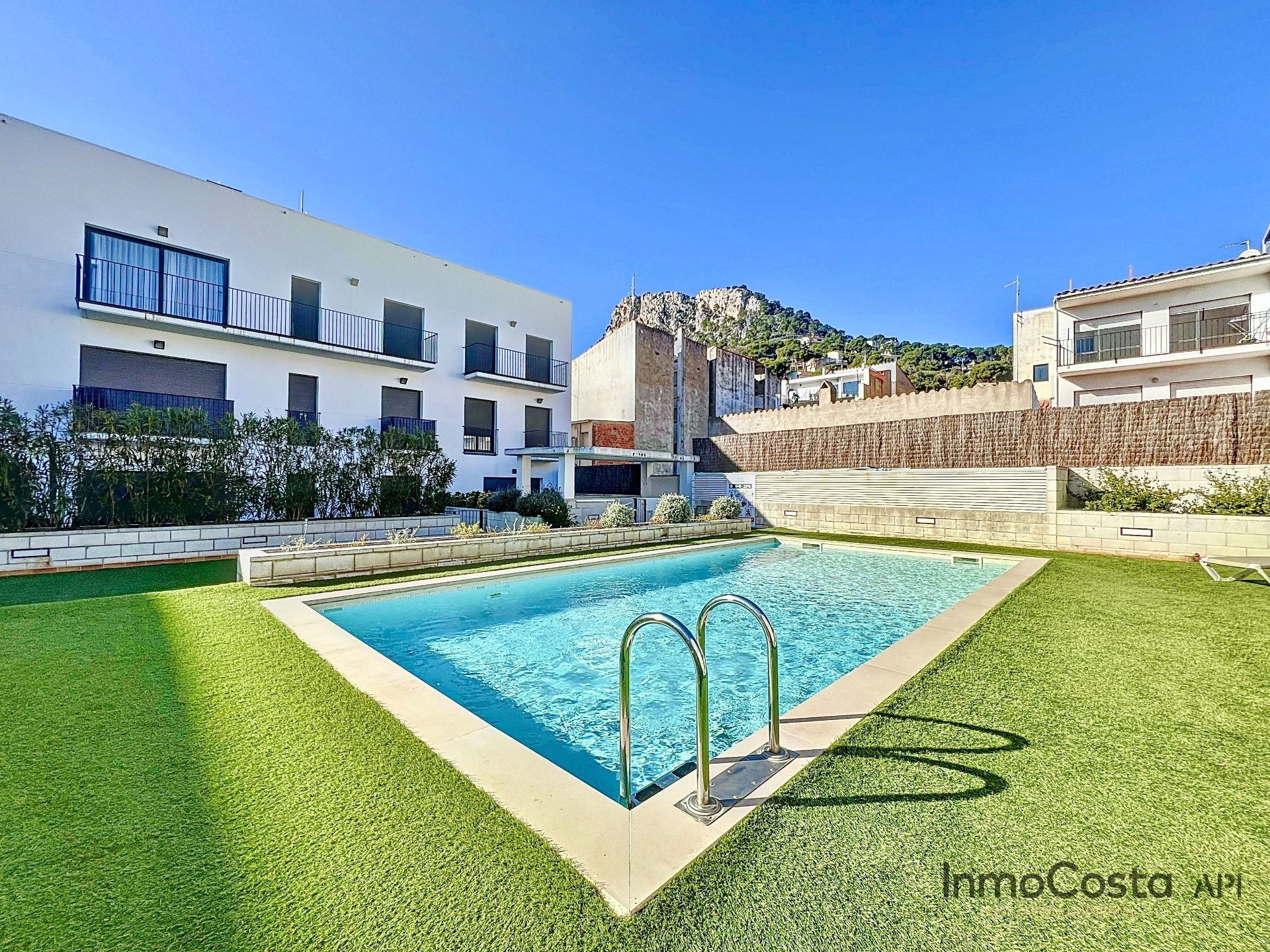 Piscina de Apartament en venda en L'Estartit amb Aire condicionat, Calefacció i Traster