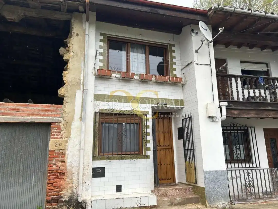 Vista exterior de Casa adosada en venda en Llanes amb Calefacció i Moblat