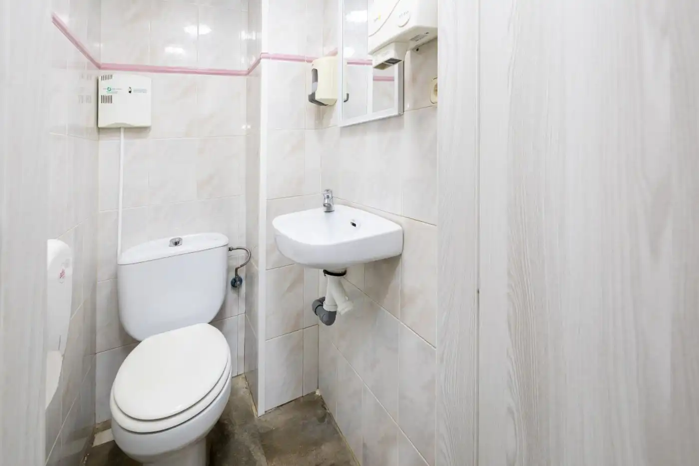 Baño de Local en venta en Granada con Aire acondicionado y Amueblado