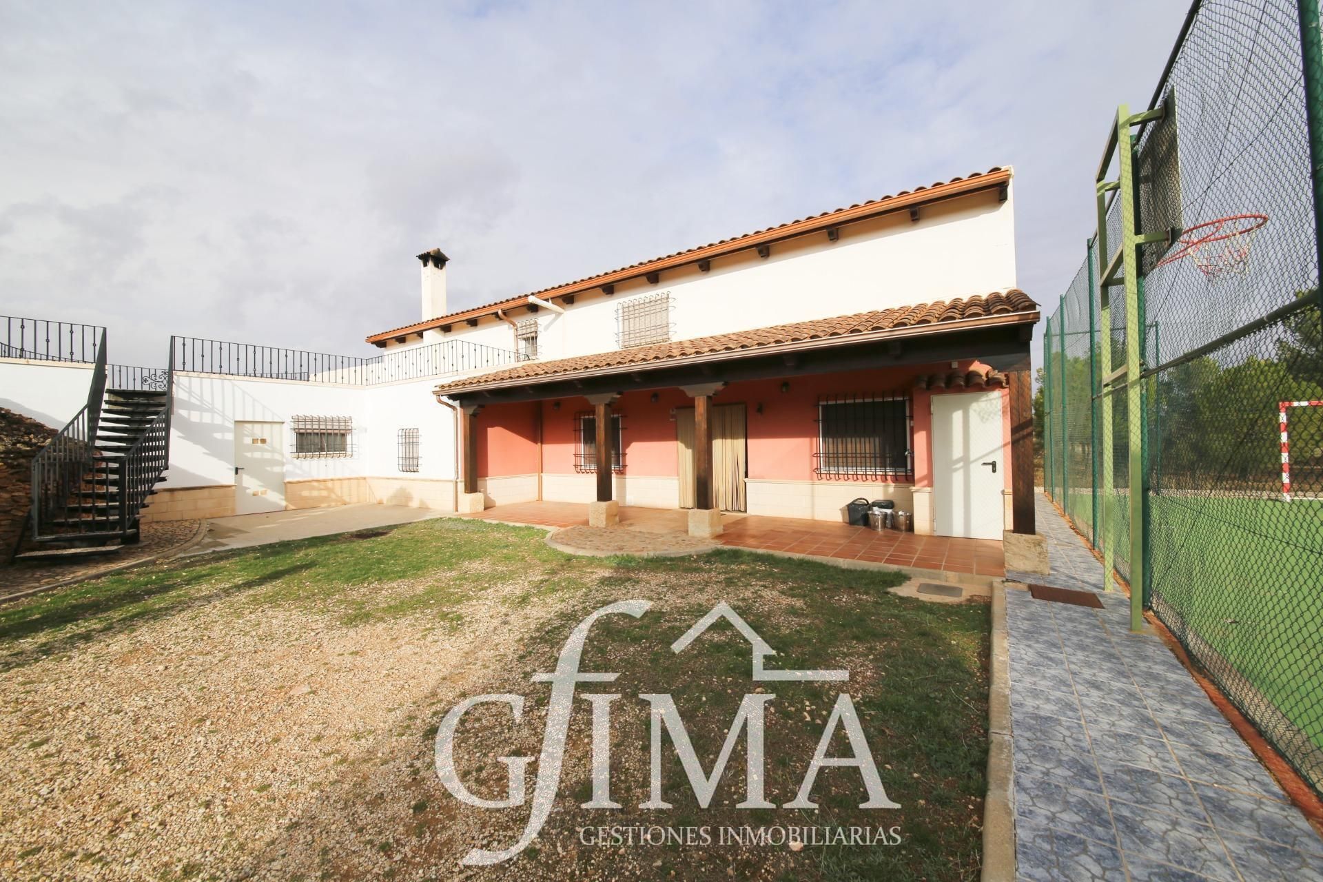 Exterior view of Country house for sale in Tomelloso  with Private garden and Balcony