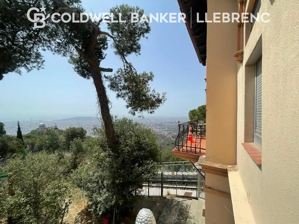 Außenansicht von Maisonette zum Verkauf in Barcelona mit Parkett, Möbliert und Ofen