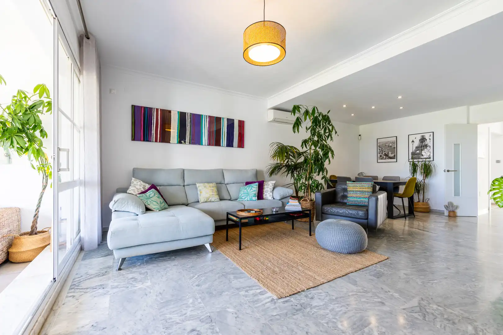Sala d'estar de Casa adosada en venda en Mijas amb Aire condicionat, Jardí privat i Terrassa