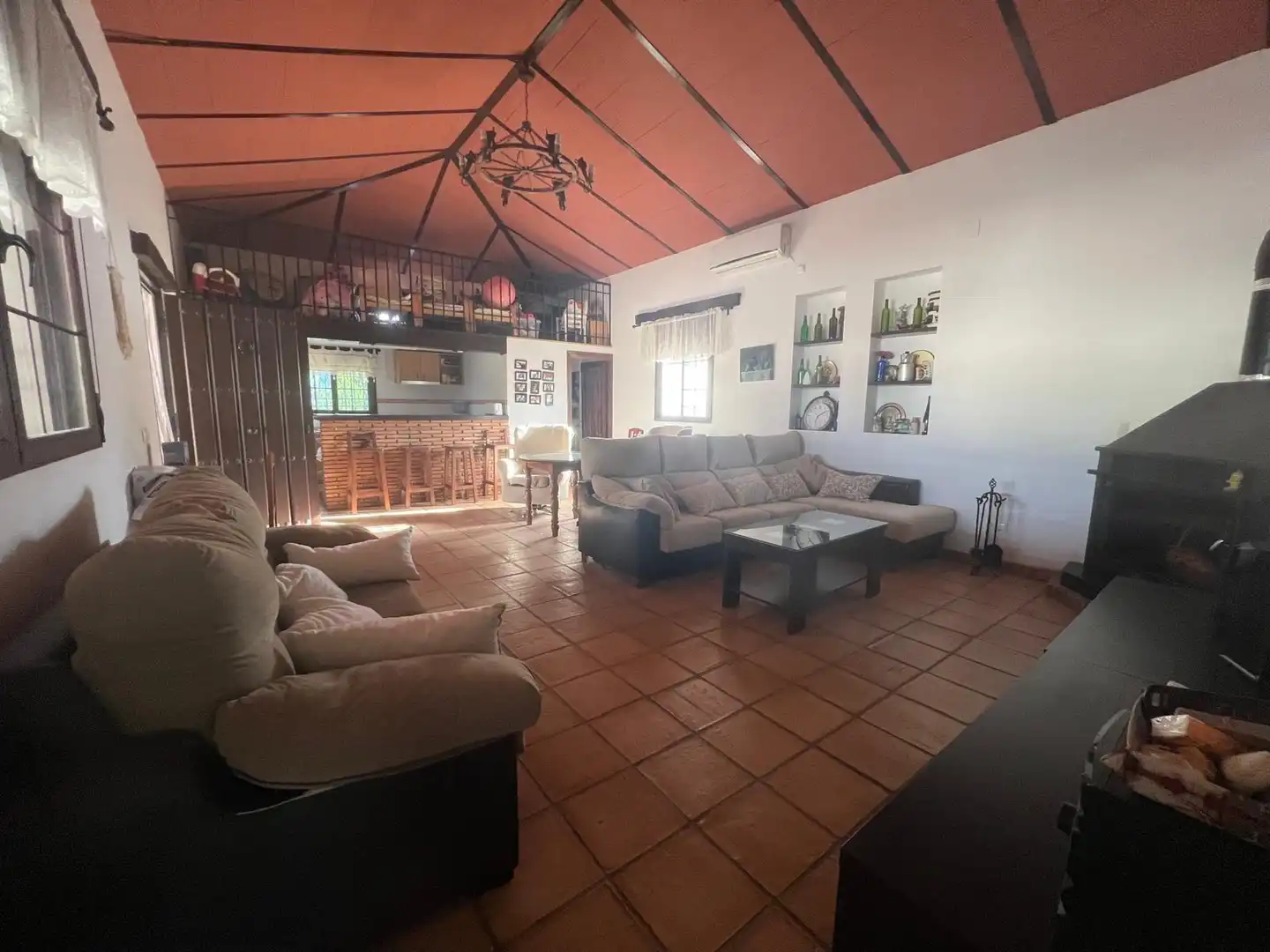Sala d'estar de Finca rústica en venda en Almodóvar del Río amb Aire condicionat, Piscina i Alarma